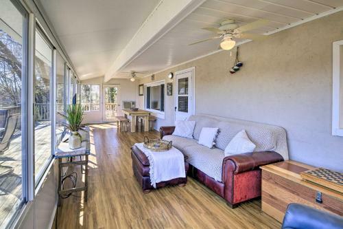 Sun-soaked Kingsport Home With Deck And Lake View