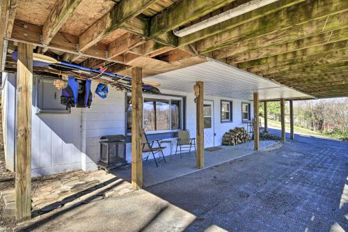Sun-soaked Kingsport Home With Deck And Lake View