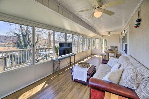 Sun-soaked Kingsport Home With Deck And Lake View