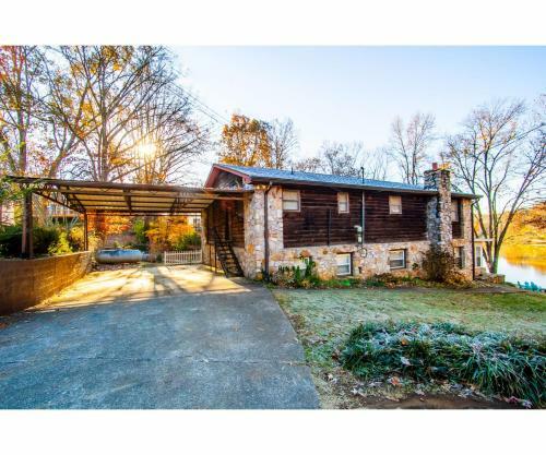 Classic Lake House Lakefront With Fire Pit And Dock