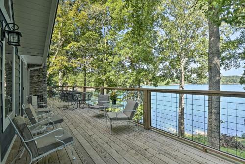 Renovated Lakeside Home With Private Boat Dock!