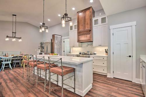 Renovated Lakeside Home With Private Boat Dock!