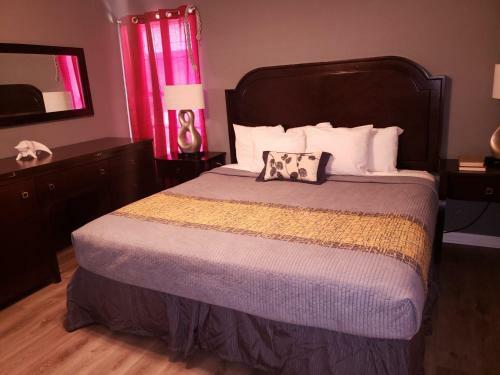 Sleeps 12 Cozy-remodeled Home 5256