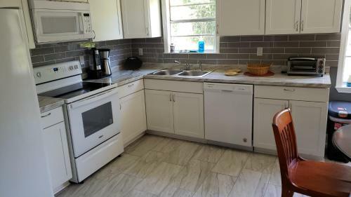Sleeps 12 Cozy-remodeled Home 5256