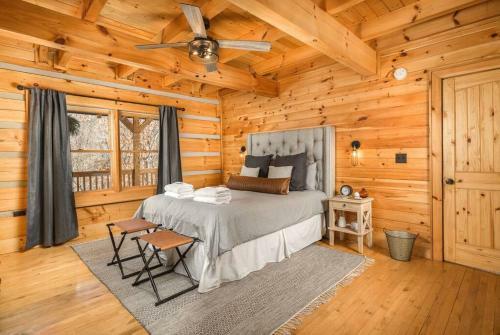 The Double Knot Log Cabin - Secluded Mountain Home
