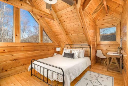 The Double Knot Log Cabin - Secluded Mountain Home
