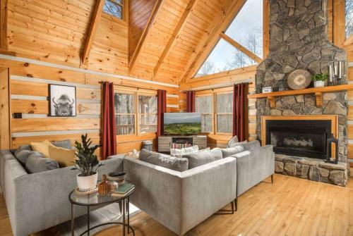 The Double Knot Log Cabin - Secluded Mountain Home