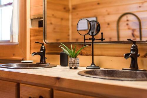 The Double Knot Log Cabin - Secluded Mountain Home