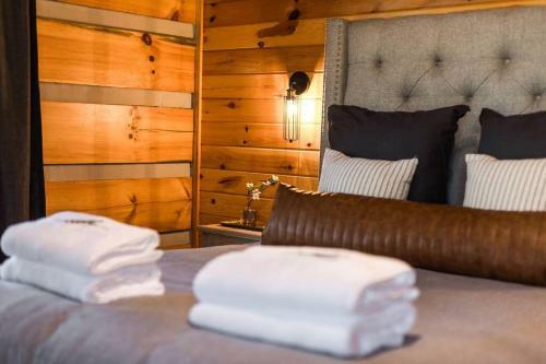 The Double Knot Log Cabin - Secluded Mountain Home