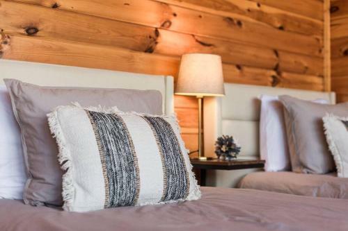 The Double Knot Log Cabin - Secluded Mountain Home