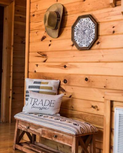 The Double Knot Log Cabin - Secluded Mountain Home