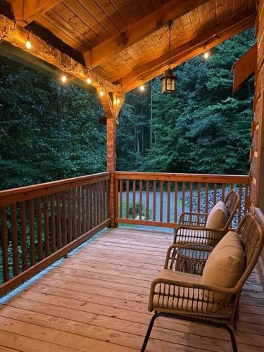 The Double Knot Log Cabin - Secluded Mountain Home