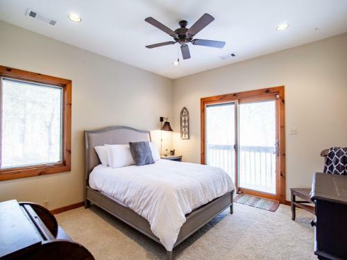 Laurel Valley Retreat - Pool Table And Fireplace
