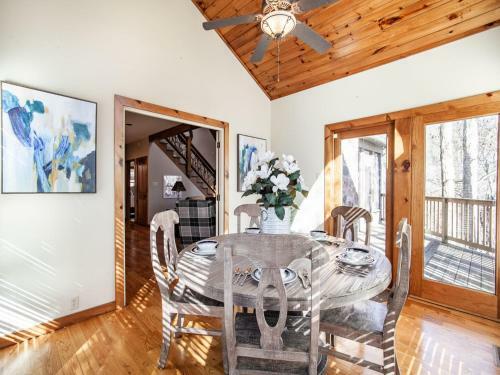 Laurel Valley Retreat - Pool Table And Fireplace