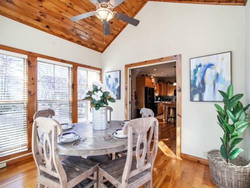 Laurel Valley Retreat - Pool Table And Fireplace