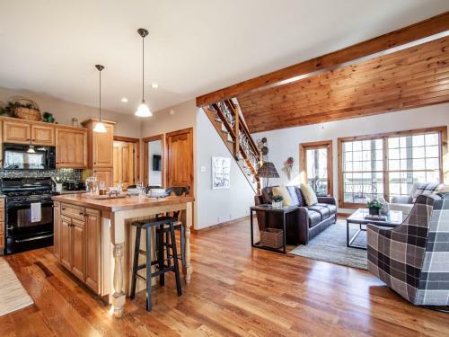 Laurel Valley Retreat - Pool Table And Fireplace
