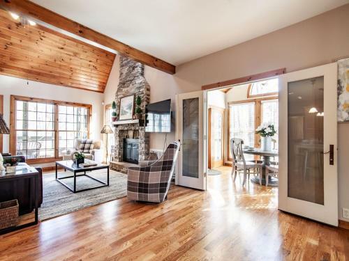 Laurel Valley Retreat - Pool Table And Fireplace