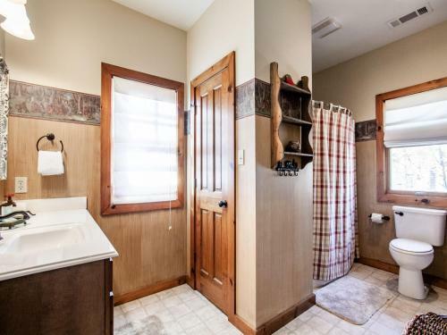 Laurel Valley Retreat - Pool Table And Fireplace