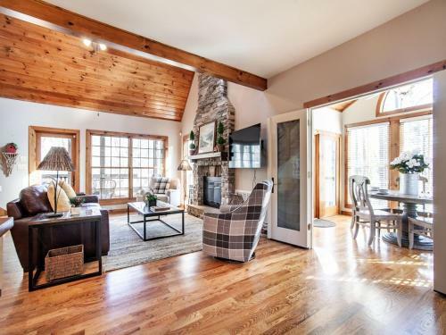 Laurel Valley Retreat - Pool Table And Fireplace
