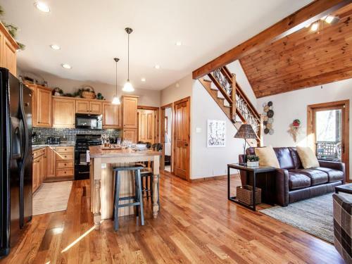 Laurel Valley Retreat - Pool Table And Fireplace