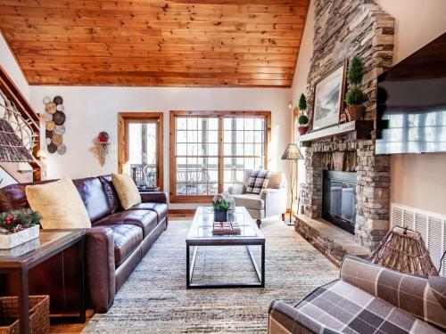 Laurel Valley Retreat - Pool Table And Fireplace