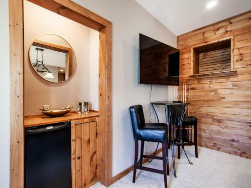 Laurel Valley Retreat - Pool Table And Fireplace
