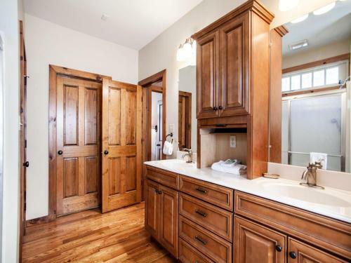 Laurel Valley Retreat - Pool Table And Fireplace