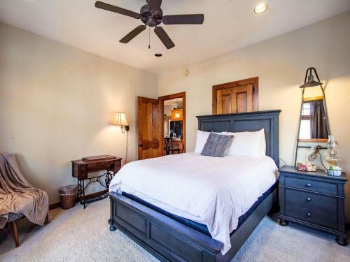 Laurel Valley Retreat - Pool Table And Fireplace