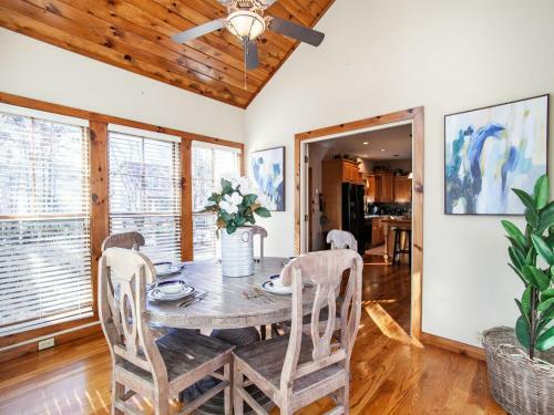 Laurel Valley Retreat - Pool Table And Fireplace