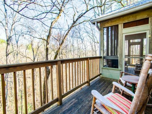 Laurel Valley Retreat - Pool Table And Fireplace