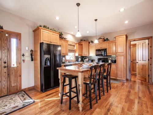 Laurel Valley Retreat - Pool Table And Fireplace