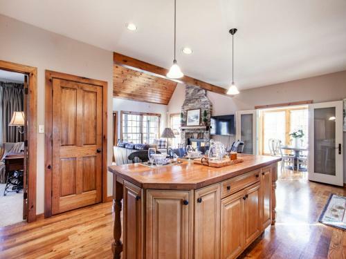 Laurel Valley Retreat - Pool Table And Fireplace