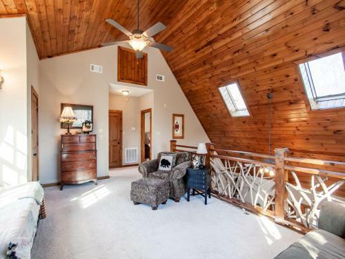 Laurel Valley Retreat - Pool Table And Fireplace