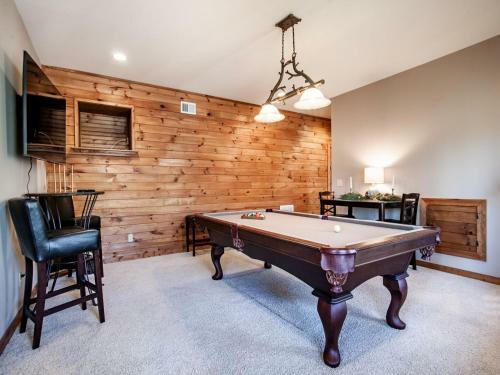 Laurel Valley Retreat - Pool Table And Fireplace