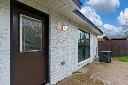 Farmhouse Style Home Centrally Located In Allen Tx