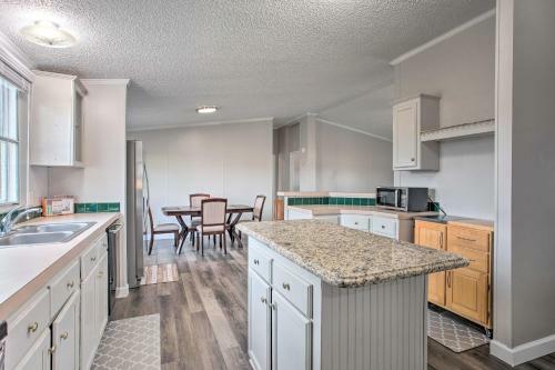Cozy And Quiet Aubrey Getaway With Pasture Views!