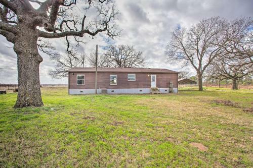 Cozy And Quiet Aubrey Getaway With Pasture Views!