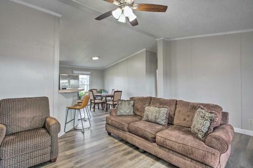 Cozy And Quiet Aubrey Getaway With Pasture Views!
