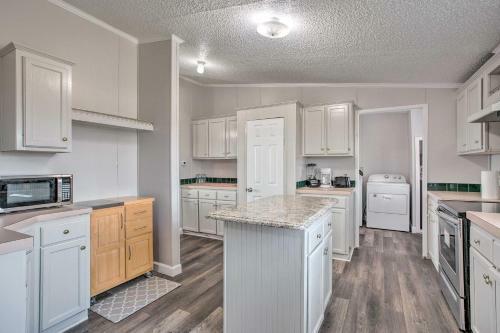 Cozy And Quiet Aubrey Getaway With Pasture Views!