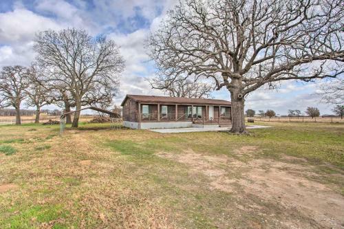 Cozy And Quiet Aubrey Getaway With Pasture Views!