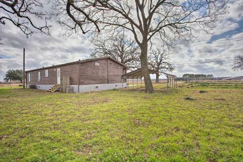 Cozy And Quiet Aubrey Getaway With Pasture Views!