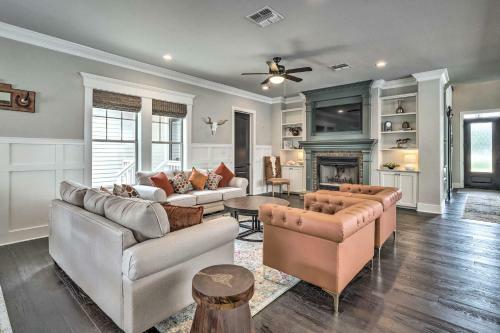 Stunning Farmhouse In Historic Dtwn Bastrop!