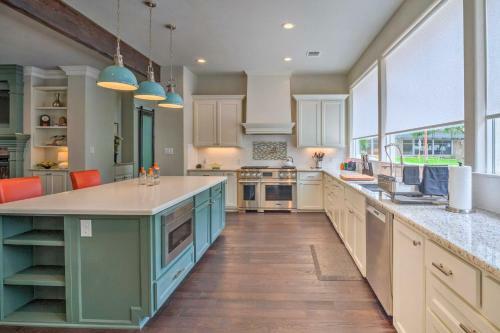 Stunning Farmhouse In Historic Dtwn Bastrop!