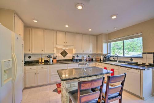 Bedford Digs With Private Pool And Rec Room!