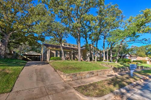 Bedford Digs With Private Pool And Rec Room!