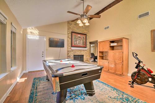 Bedford Digs With Private Pool And Rec Room!