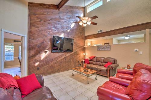 Bedford Digs With Private Pool And Rec Room!