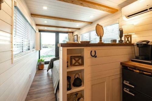 Posada The Stable Tiny Container Home-12 Min To Magnolia