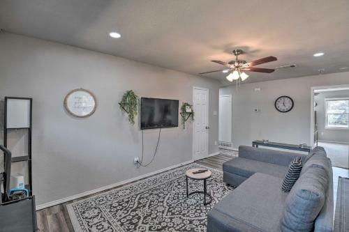 Modern Arlington Getaway Fenced Yard And Pool!