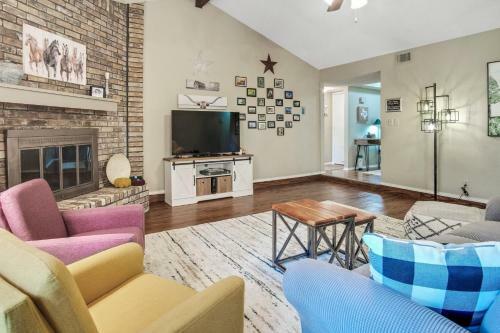 Cozy 3br Kid & Dog Friendly Home In Central Location! Home
